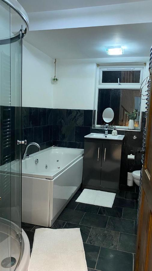 Spacious 4 Bedroom Contractors Friendly Home In Coventry Near Jaguar Land Rover & City Centre Exterior photo