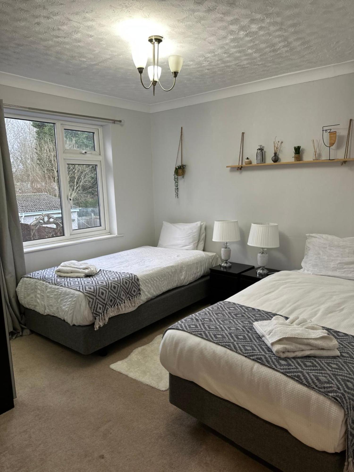 Spacious 4 Bedroom Contractors Friendly Home In Coventry Near Jaguar Land Rover & City Centre Exterior photo